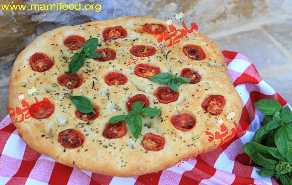 پیتزا فوکاسیا با گوجه فرنگی و ریحان